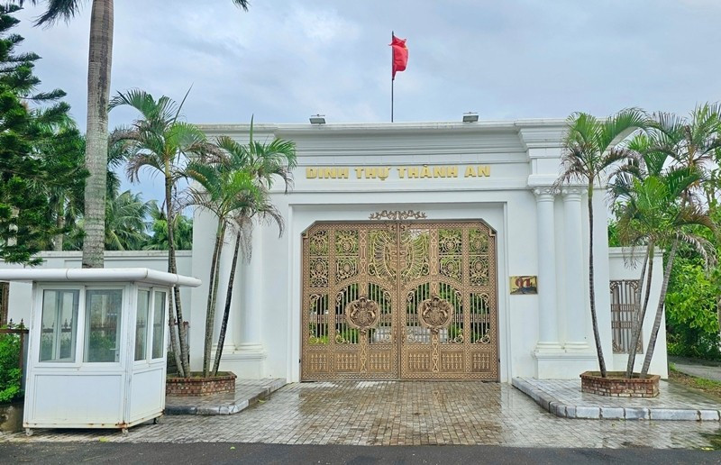 "Bạch dinh" mang phong cách kiến trúc tân cổ điển kết hợp nét uy nghi của phong cách cổ điển với sự đơn giản, thanh lịch của kiến trúc hiện đại. Ảnh: Dân Việt