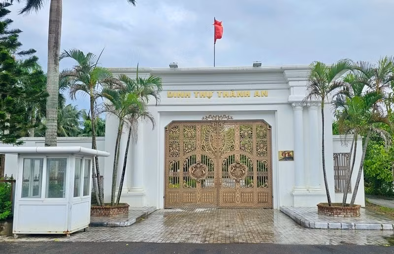 "Bạch dinh" mang phong cách kiến trúc tân cổ điển kết hợp nét uy nghi của phong cách cổ điển với sự đơn giản, thanh lịch của kiến trúc hiện đại. Ảnh: Dân Việt