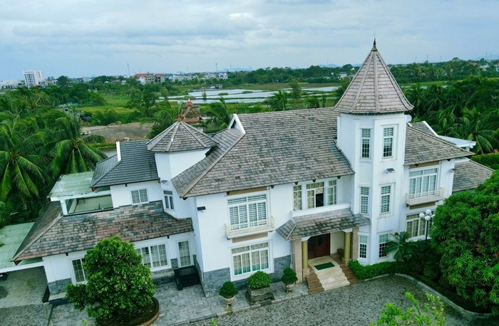 Tòa nhà chính của dinh thự có gam màu trắng nên được mọi người hay gọi là “bạch dinh”. Ảnh: Dân Việt