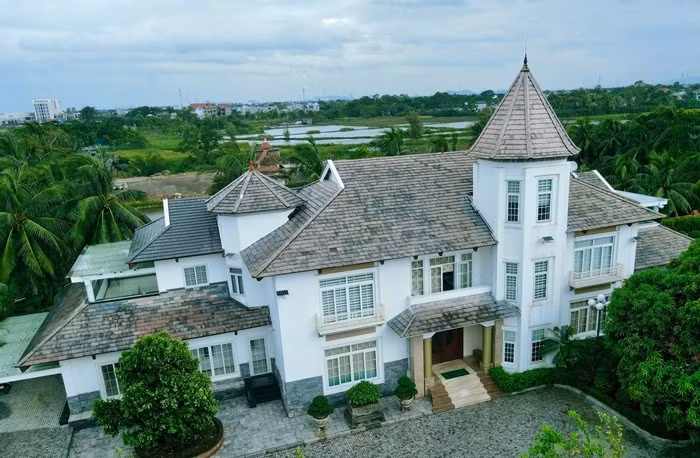 Tòa nhà chính của dinh thự có gam màu trắng nên được mọi người hay gọi là “bạch dinh”. Ảnh: Dân Việt