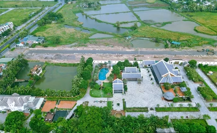 Cao Tiến Đoan (hay "bầu" Đoan) nổi tiếng khi sở hữu toà lâu đài rộng 50.000 m2 tại xã Quảng Châu, TP. Sầm Sơn (cũ), tỉnh Thanh Hoá. Ảnh: Dân Việt