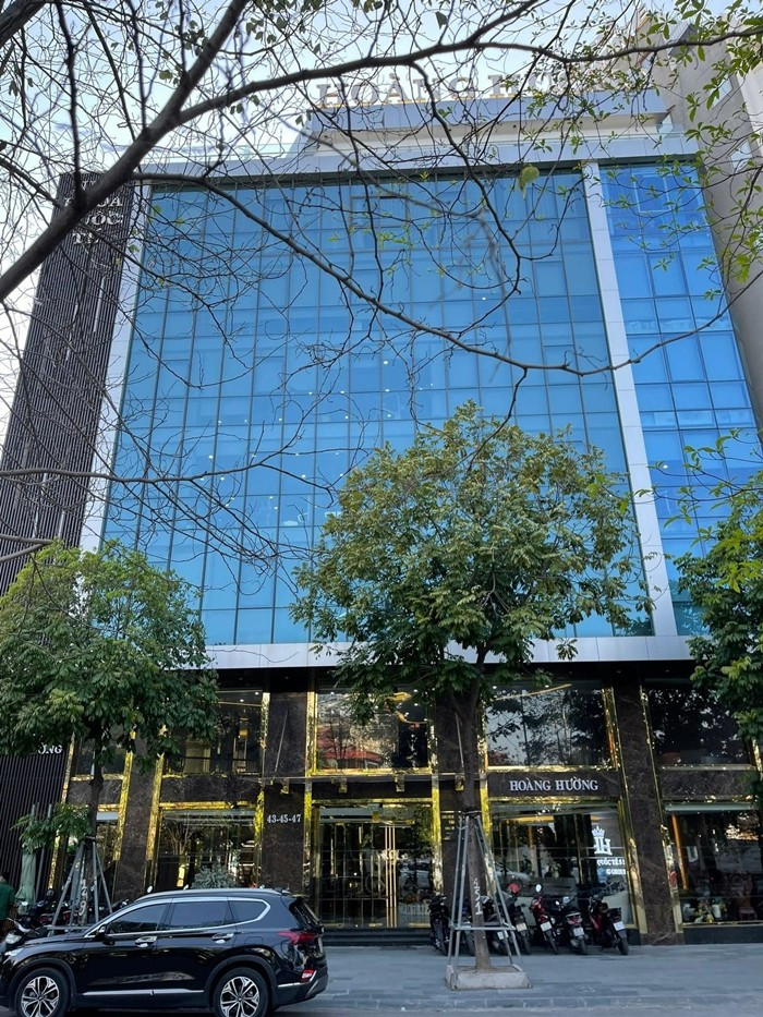 Trong đó, nổi bật nhất là tòa nhà 8 tầng Hoàng Hường trên mặt đường Nguyễn Hoàng (Hà Nội). Ảnh: Facebook