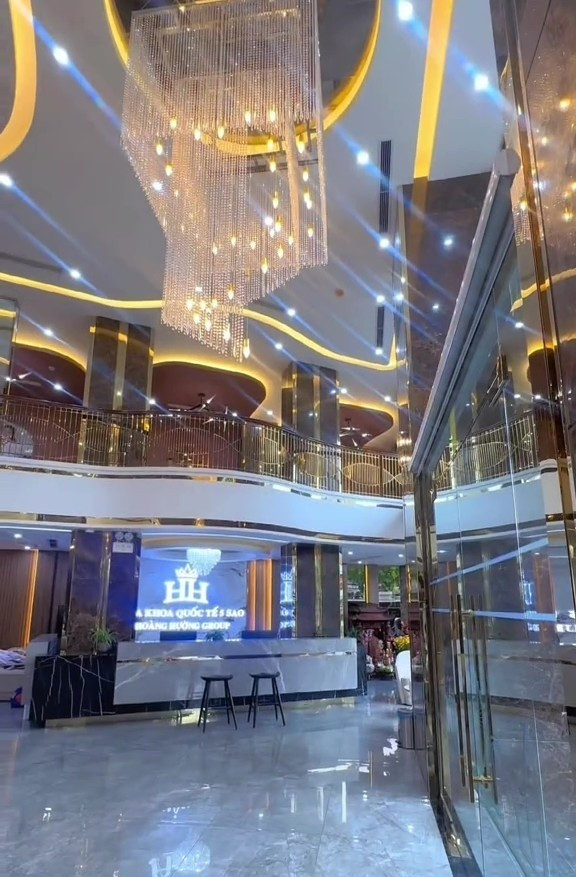 Theo chia sẻ từ Hoàng Hường, tòa nhà được sử dụng những vật liệu đắt đỏ nhất, tốt nhất. Chi phí sửa nhà 25 tỷ đồng, riêng tiền cầu thang bộ từ tầng 1 lên tầng 8 là 5 tỷ đồng. Ảnh: Facebook