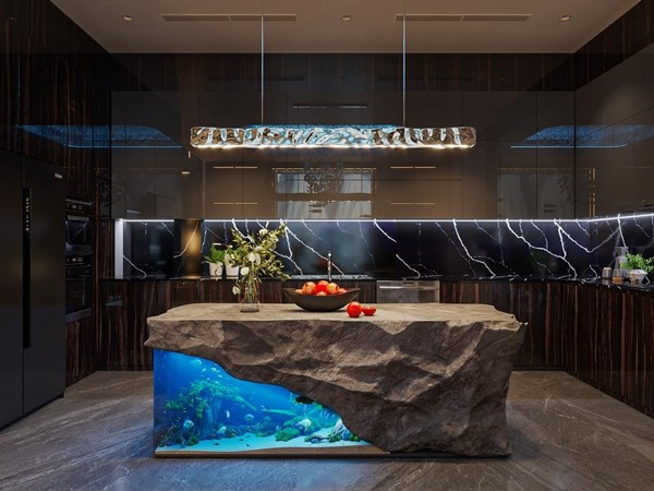Điểm nhấn là phòng bếp với khu vực chế biến, bày trí thức ăn được thiết kế bể cá phía dưới, trên ốp đá tựa như một hòn đảo thu nhỏ, có ý nghĩa về thẩm mỹ và phong thủy. Ảnh: FBNV