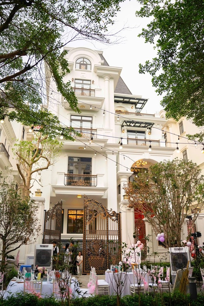 Ngoài ra, Hoàng Hường còn sở hữu một biệt thự cao cấp có giá không dưới 100 tỷ đồng ở khu Mỹ Đình (Hà Nội). Ảnh: Facebook