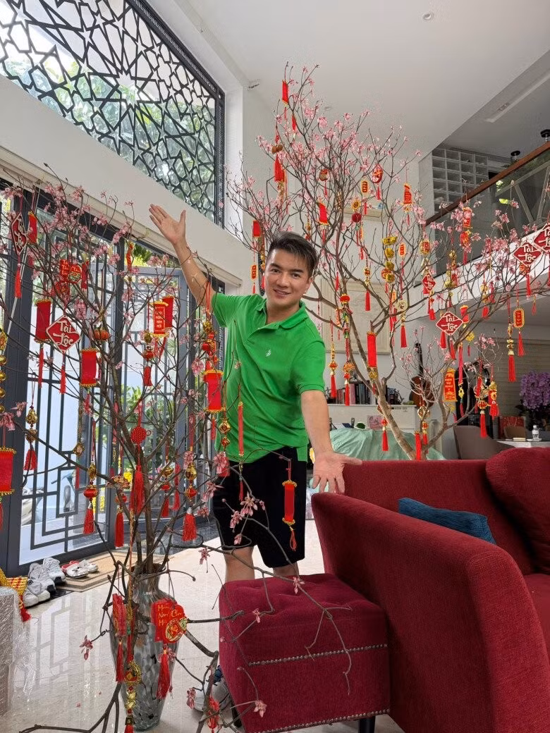 Chuẩn bị đón Tết Nguyên đán, Đàm Vĩnh Hưng khiến người hâm mộ trầm trồ khi khoe món quà Tết độc bản là đào chuông Yên Tử ngay tại một cơ ngơi của mình. Ảnh: FBNV