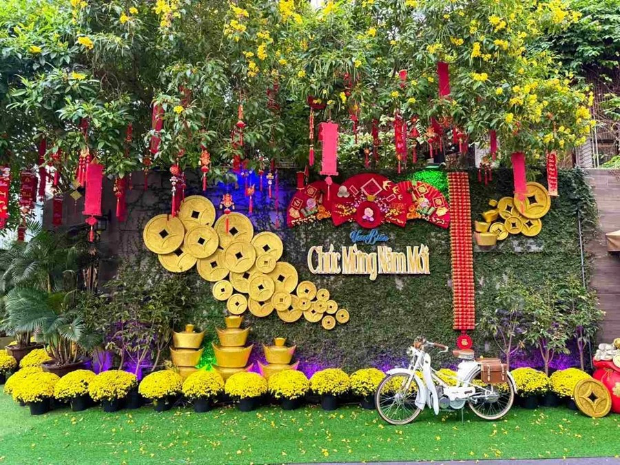 Dịp Tết năm ngoái, nam ca sĩ trang hoàng căn biệt thự bằng những vật dụng mang không khí Tết như hoa, câu đối...Ảnh: FBNV