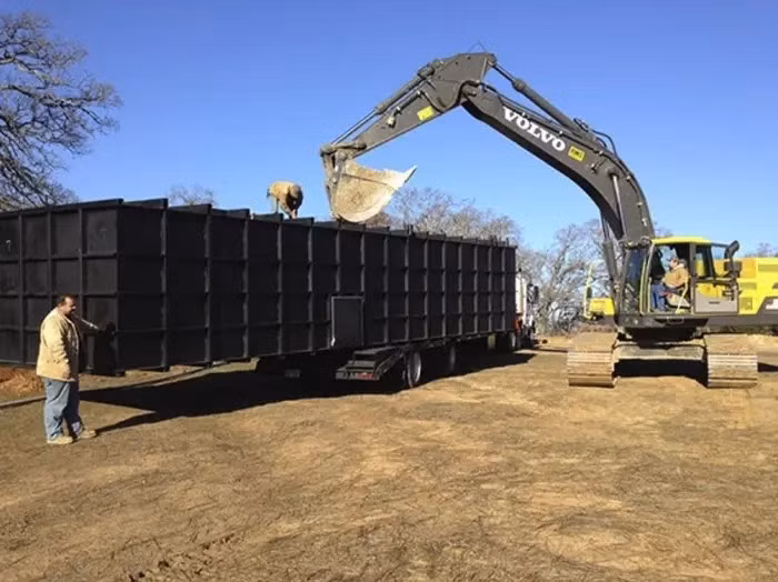 Trong một bài đăng trên The Guardian, Rushkoff nêu bật một số công ty cung cấp dịch vụ sinh tồn mà giới siêu giàu đang thuê để xây dựng nơi trú ẩn an toàn, bao gồm Vivos và Rising S Company. Các công ty này từ chối cung cấp thông tin chi tiết về khách hàng hoặc dự án cụ thể mà họ đã thực hiện với Insider, vì lo ngại về quyền riêng tư. Ảnh: Rising S