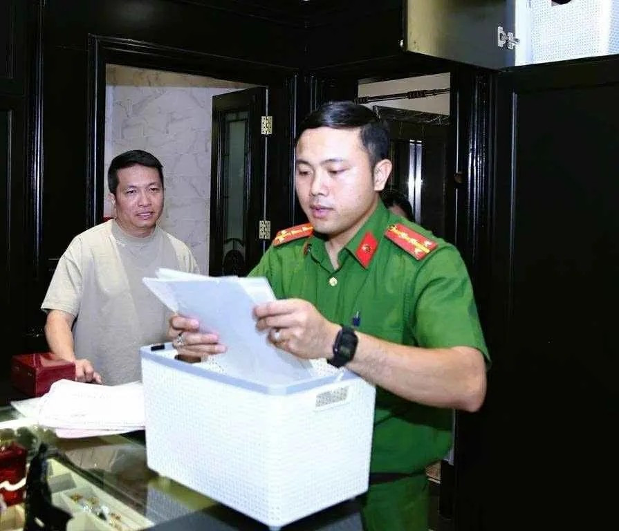 Thông tin ông Nguyễn Quốc Vũ, chồng Đoàn Di Băng bị khởi tố, bắt tạm giam để điều tra sản xuất, buôn bán kem chống nắng giả đang thu hút sự chú ý của dư luận. Ảnh: Dân Việt