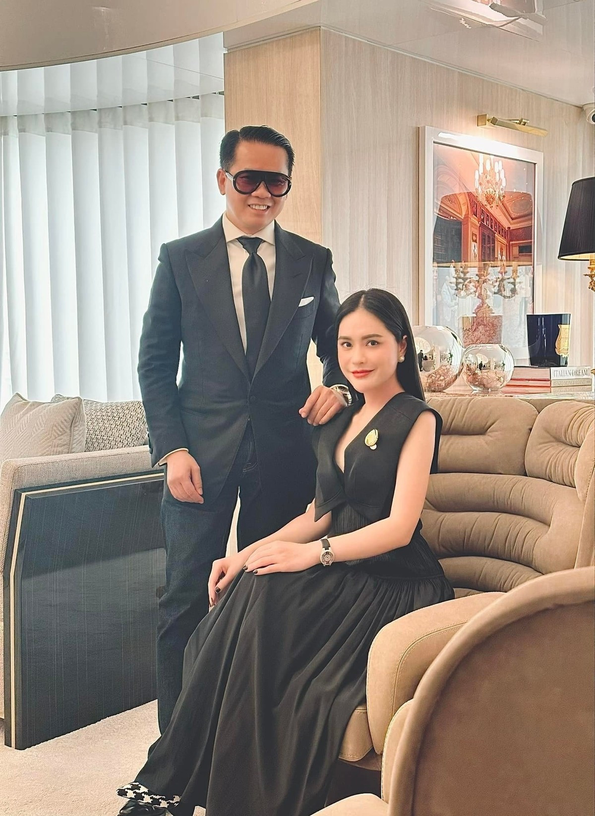 Theo chia sẻ trước đây, căn biệt thự được ví như một tòa "lâu đài". Vợ chồng Đoàn Di Băng chi 7,5 tỷ đồng thuê NTK Thái Công để có một bản vẽ hoàn toàn theo đúng ý thích. Ảnh: FBNV