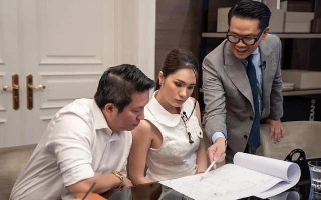 Tháng 4/2024, Thái Công tiếp tục mời vợ chồng Đoàn Di Băng - Nguyễn Quốc Vũ sang để duyệt một số hạng mục nội thất quan trọng trong ngôi nhà. Ảnh: FBNV