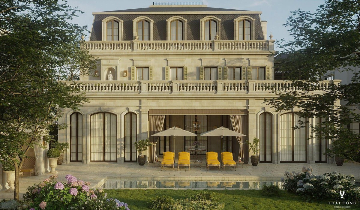 Phía trước nhà có hồ bơi lớn, cảnh quan cây xanh đẹp mắt. Ảnh: FBNV