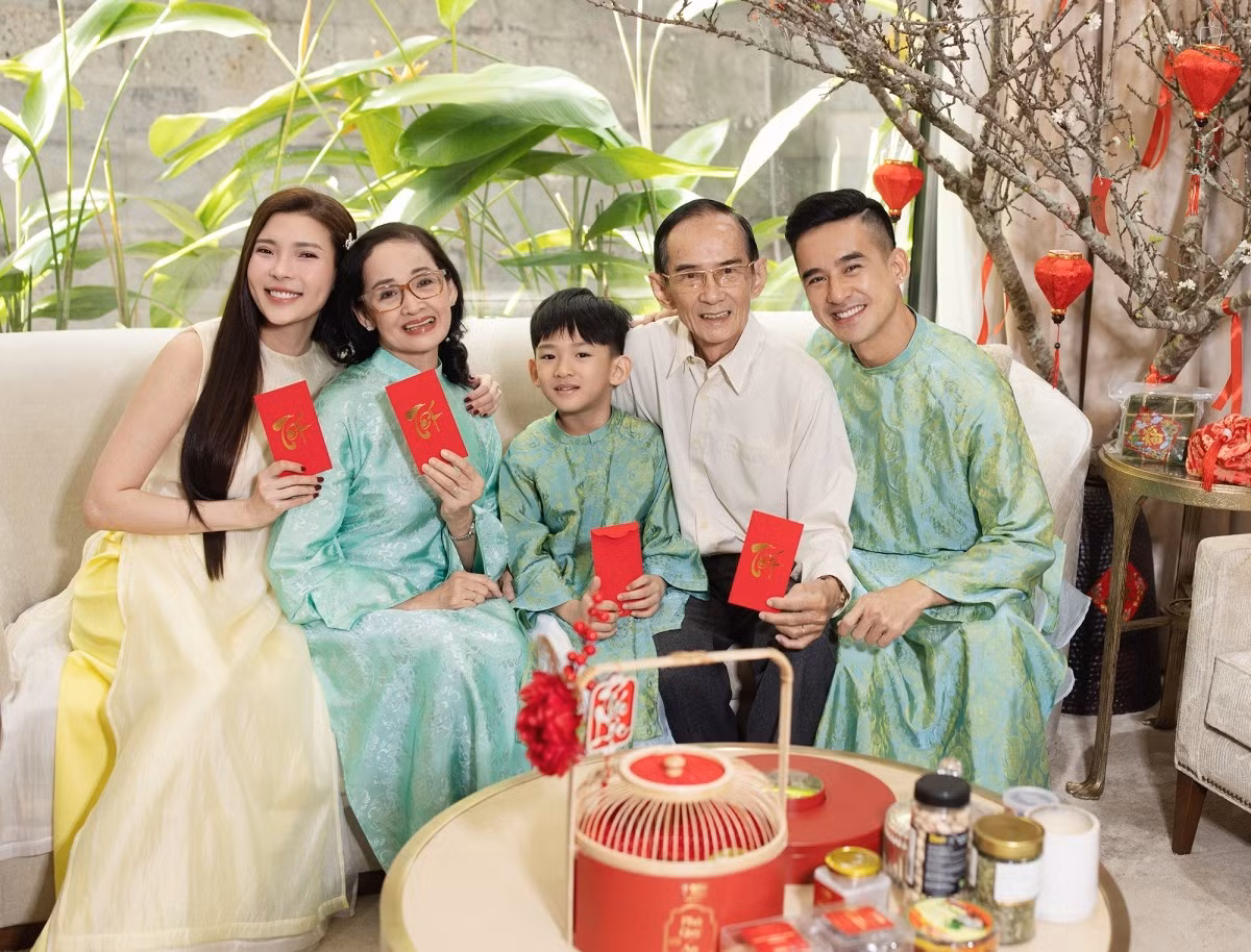 Biệt thự của cặp đôi thiết kế theo lối kiến trúc hiện đại, nội thất sang trọng, sử dụng tông màu đen, trắng và be chủ đạo. Ảnh: FBNV