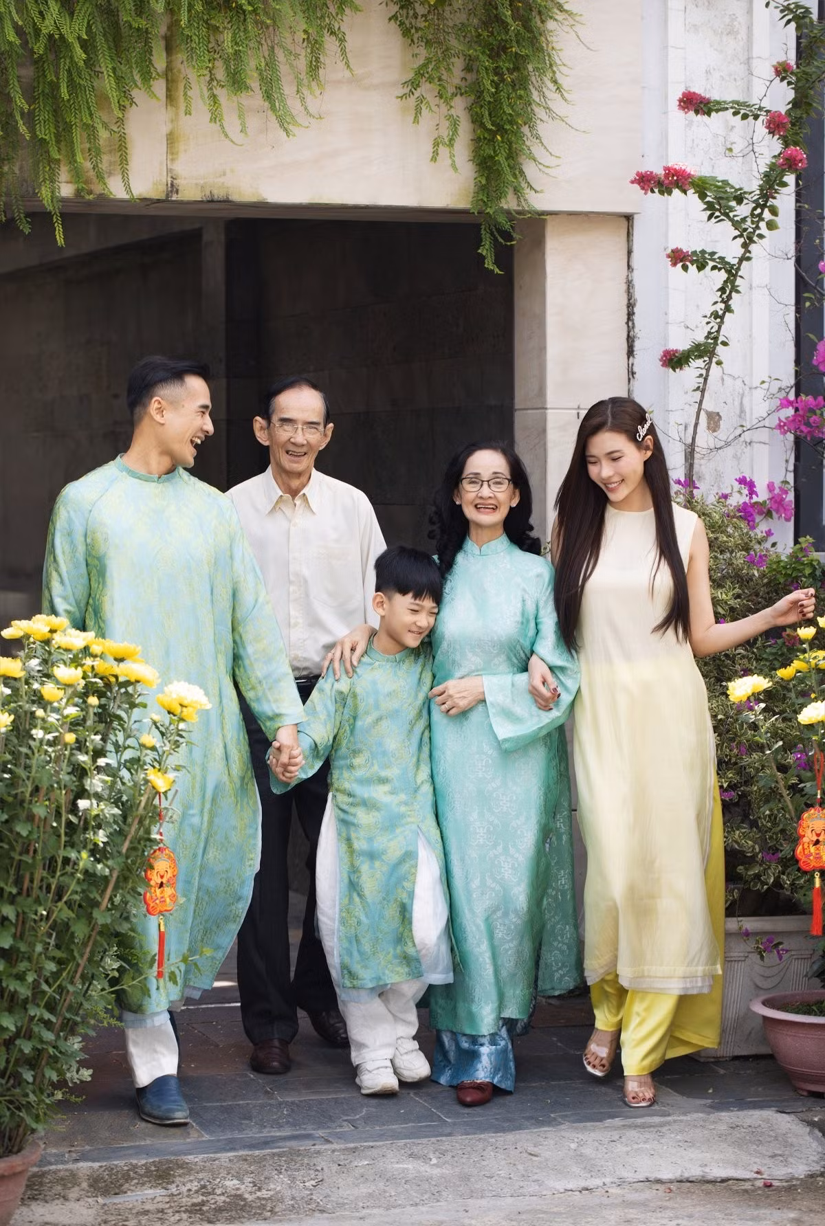 Trước cổng căn biệt thự, Thúy Diễm trang trí hoa cúc vàng mang ý nghĩa thu hút tài lộc, may mắn đến với gia chủ. Ảnh: FBNV