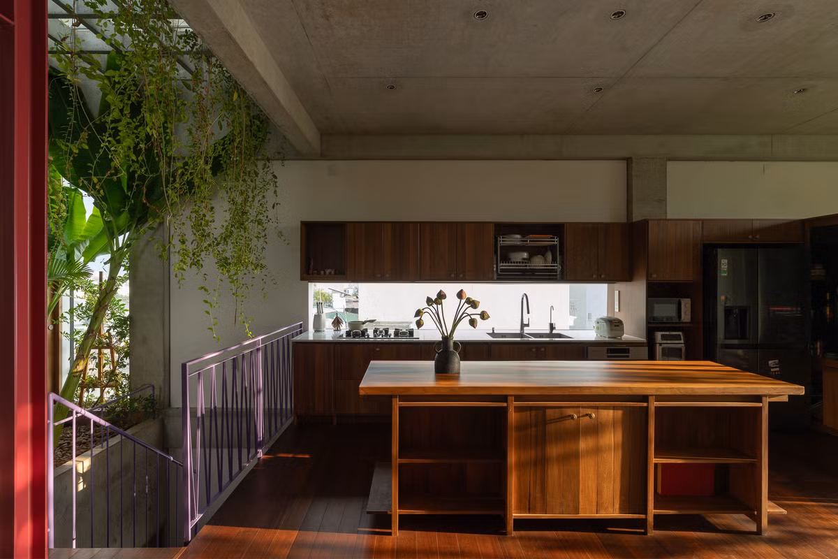 Phòng khách, bếp và phòng ngủ được kết nối bằng hành lang. Ảnh: Quangdam