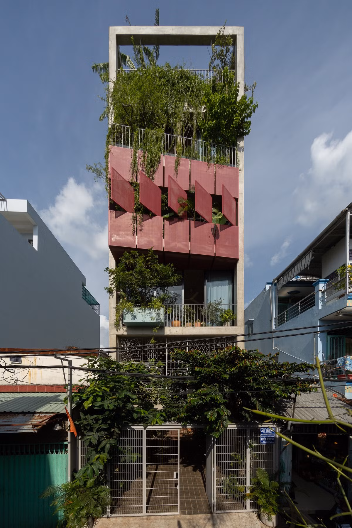 Ngôi nhà nằm trong một hẻm nhỏ của Sài Gòn – nơi có đặc trưng khí hậu và văn hóa của thành phố với những cơn mưa bất chợt, ngày nắng gắt kéo dài, tiếng xe cộ rộn ràng suốt ngày đêm...Ảnh: Quangdam