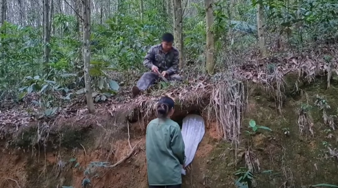 Theo người dân địa phương, tôm rừng nhảy rất nhanh. Khi đã chui vào hang, tôm rừng sẽ ở luôn trong đó, không chịu thò đầu ra ngoài. Ảnh: Vietnamnet