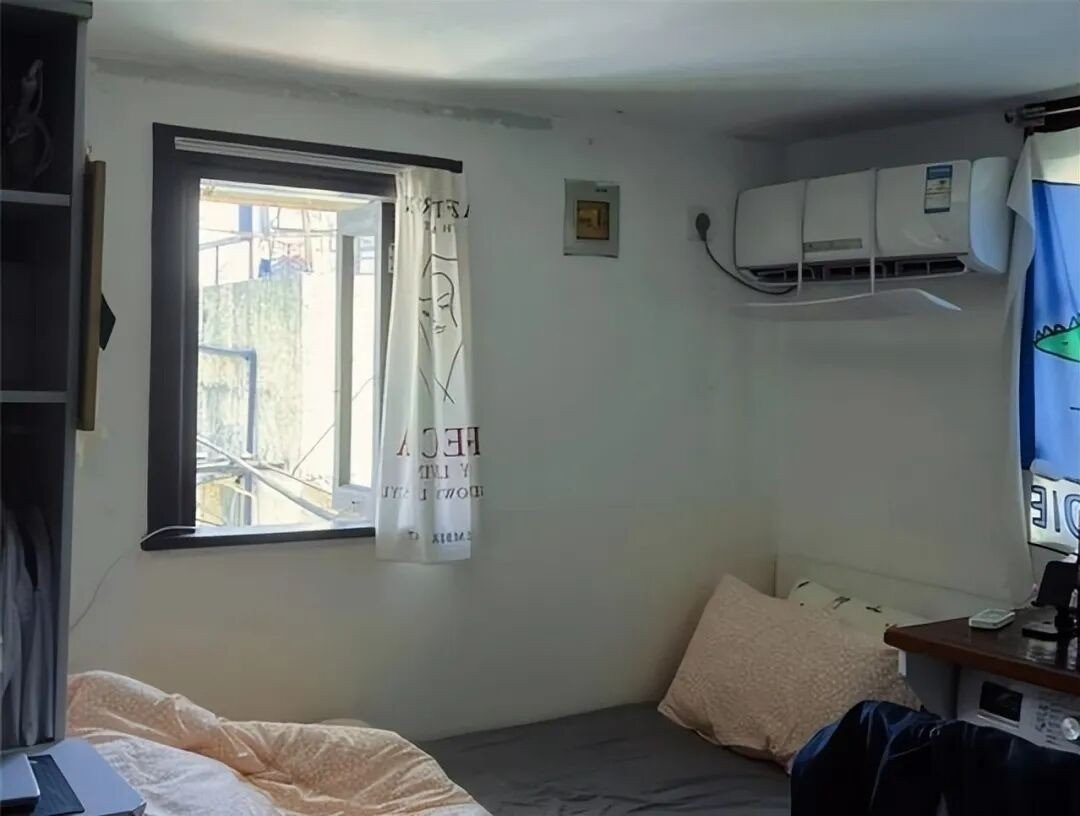 Dù diện tích chật chội nhưng căn hộ vẫn đáp ứng đầy đủ các nhu cầu sinh hoạt cơ bản. Giường ngủ đặt sát nhà vệ sinh, bên cạnh là khu bếp nấu. Ảnh: Toutiao