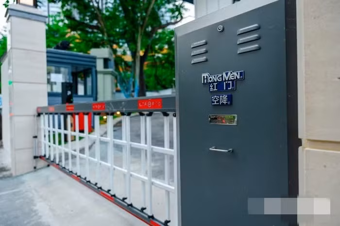 Cổng chính được lắp hệ thống kiểm soát ra vào tự động hiện đại. Ảnh: Kinhtedothi