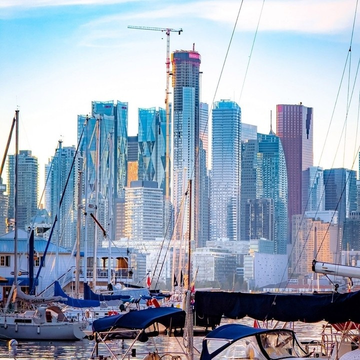 Tòa nhà cao nhất Canada cũng được kỳ vọng hoàn thành trong năm 2026. SkyTower cao 351 mét, mặt đứng hơi nghiêng với hệ ban công bố trí một bên, mô phỏng các lỗ thông gió. Ảnh: Dezeen