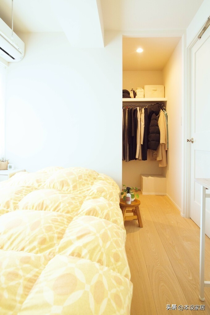 Phòng ngủ tối giản với giường đơn, ngập tràn ánh nắng. Ảnh: Toutiao