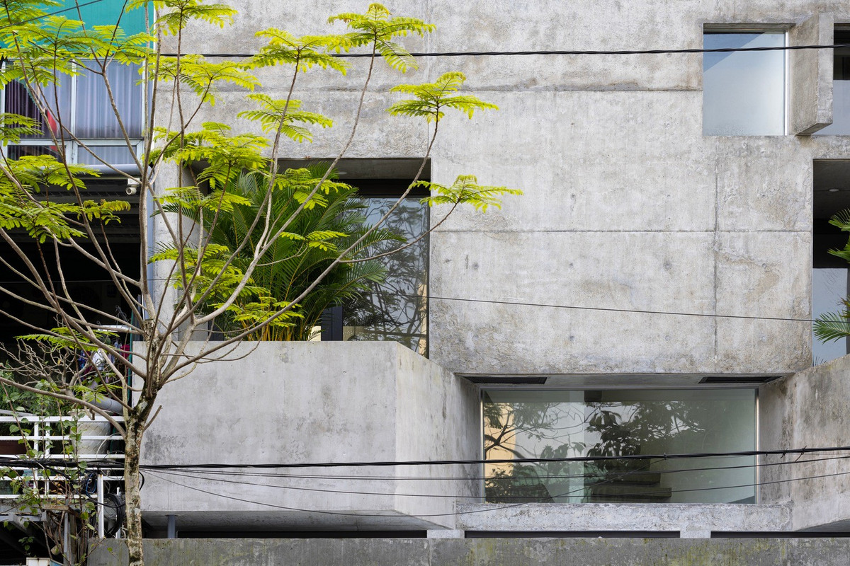 Lớp vỏ bê tông đóng vai trò như một lớp đệm khí hậu, bảo vệ nội thất khỏi ánh nắng gay gắt, lọc ánh sáng ban ngày, thông gió và đảm bảo sự riêng tư. Ảnh: HungHoa