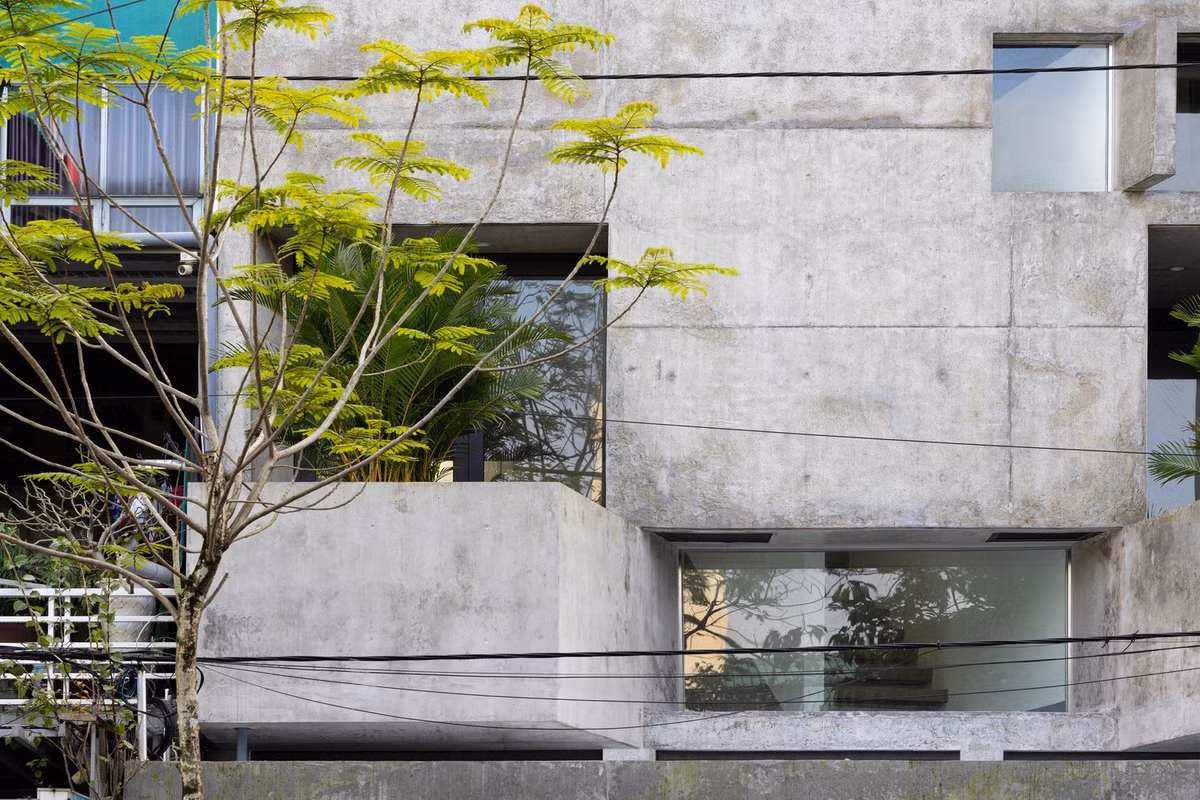 Lớp vỏ bê tông đóng vai trò như một lớp đệm khí hậu, bảo vệ nội thất khỏi ánh nắng gay gắt, lọc ánh sáng ban ngày, thông gió và đảm bảo sự riêng tư. Ảnh: HungHoa