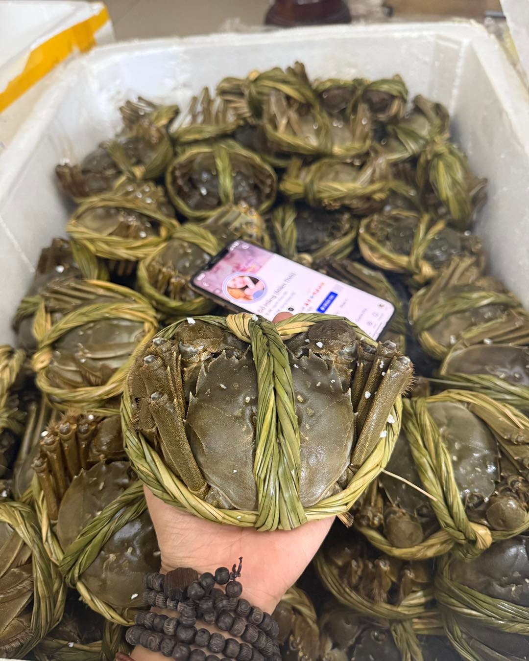 Với mức giá này, cua lông Trung Quốc hiện rẻ hơn cua gạch và ghẹ trong nước nên thu hút khách hàng trong mùa cao điểm. Ảnh: Facebook