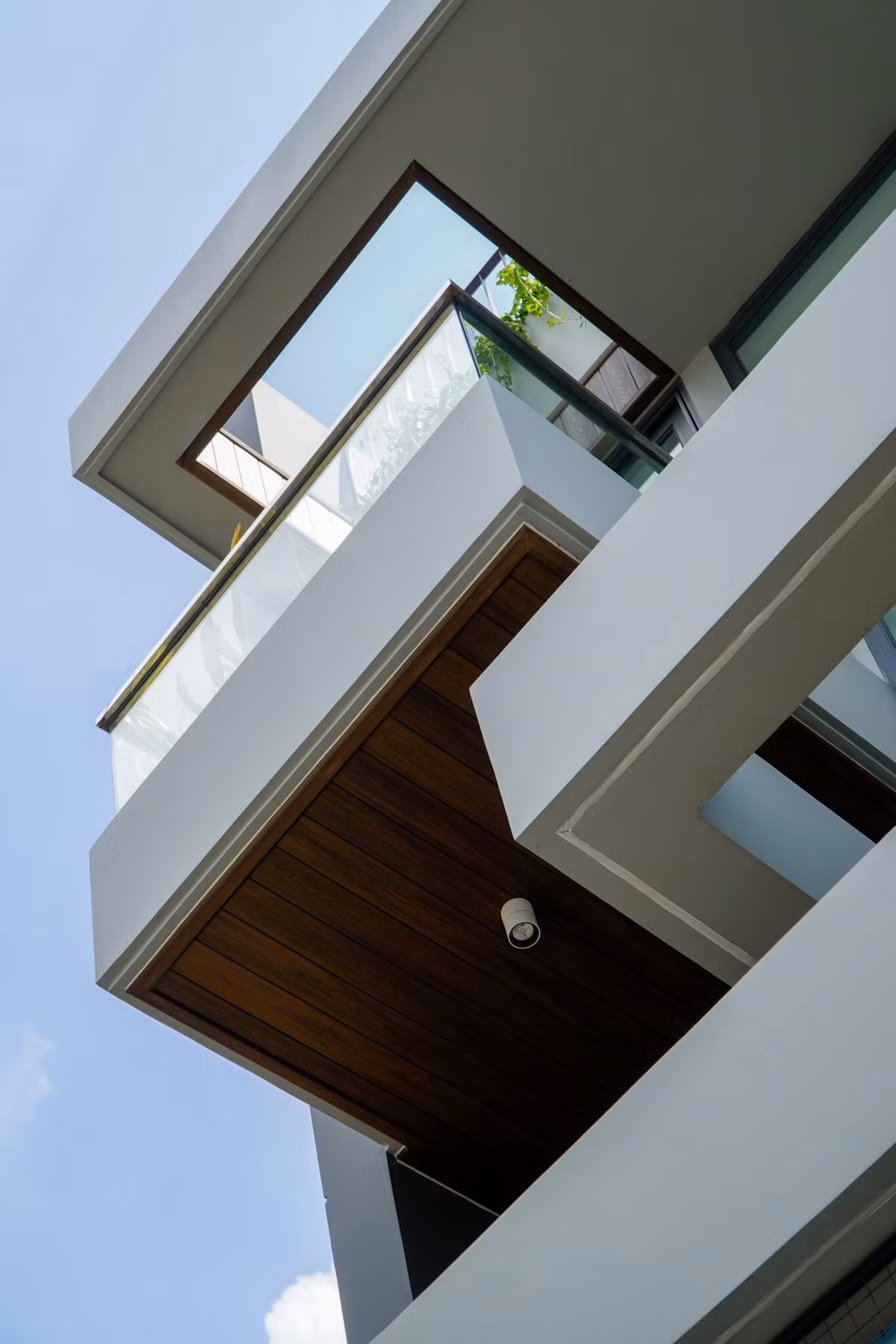 Các khoảng trống không chỉ tạo tính thẩm mỹ mà còn giúp ngôi nhà tận dụng tối đa ánh sáng tự nhiên và gió trời, mang lại cảm giác thoáng đãng. Ảnh: 3A Design