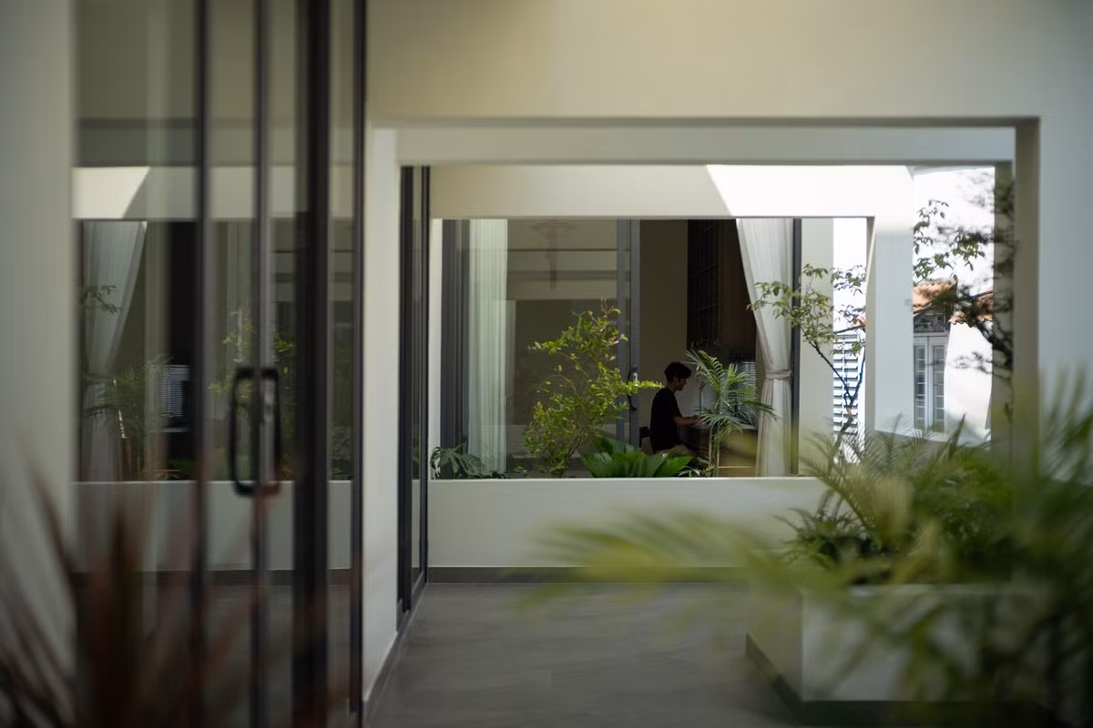 Giếng trời không chỉ để lấy sáng, mà trở thành cấu trúc bẫy gió, bắt nắng, điều tiết vi khí hậu, giữ cho không gian luôn mát lành và dễ chịu. Ảnh: Quang Dam