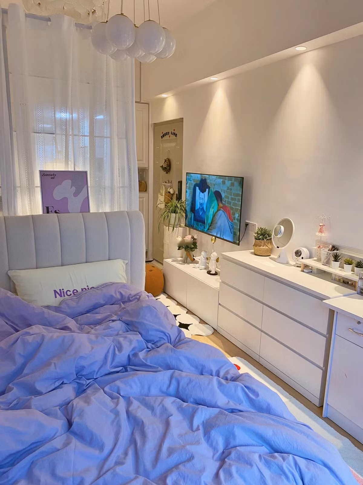 Phòng ngủ không quá lớn, chỉ đủ chỗ cho những món đồ thiết yếu. Ảnh: Sohu