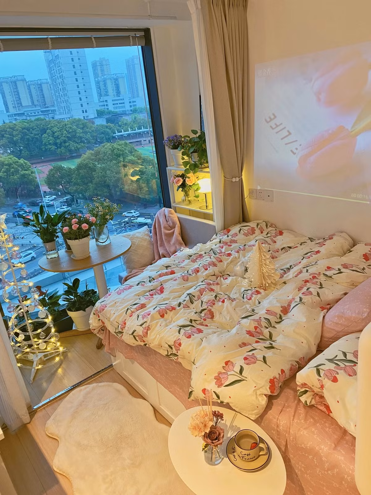 Ấn tượng nhất là ban công được cô nàng cải tạo thành một không gian trồng cây với khung cửa kính cỡ lớn, nơi có thể nghỉ ngơi thư giãn cuối tuần. Ảnh: Sohu