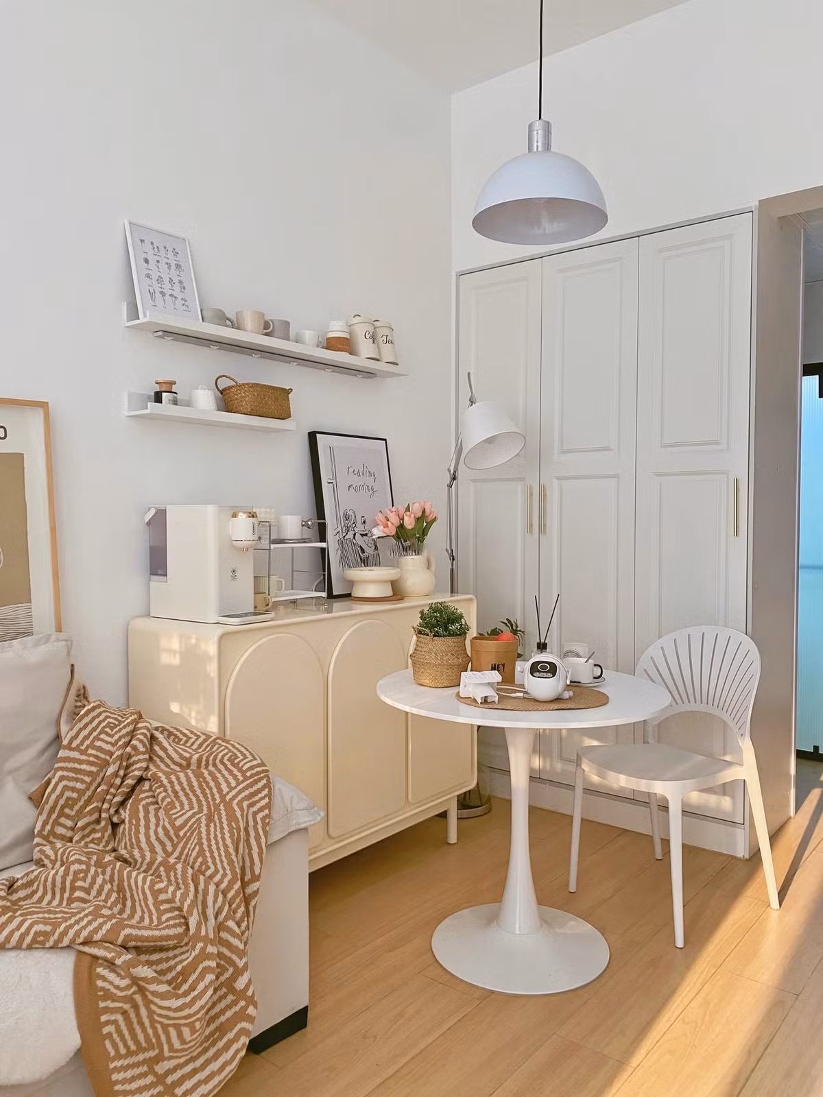 Tại khu vực phòng ăn, cô gái trẻ sắp xếp thêm 2 tủ lưu trữ. Một chiếc cỡ lớn để cất trữ các dụng cụ, thiết bị gia đình. Chiếc tủ nhỏ để trưng bày và pha chế đồ uống mỗi ngày. Ảnh: Sohu