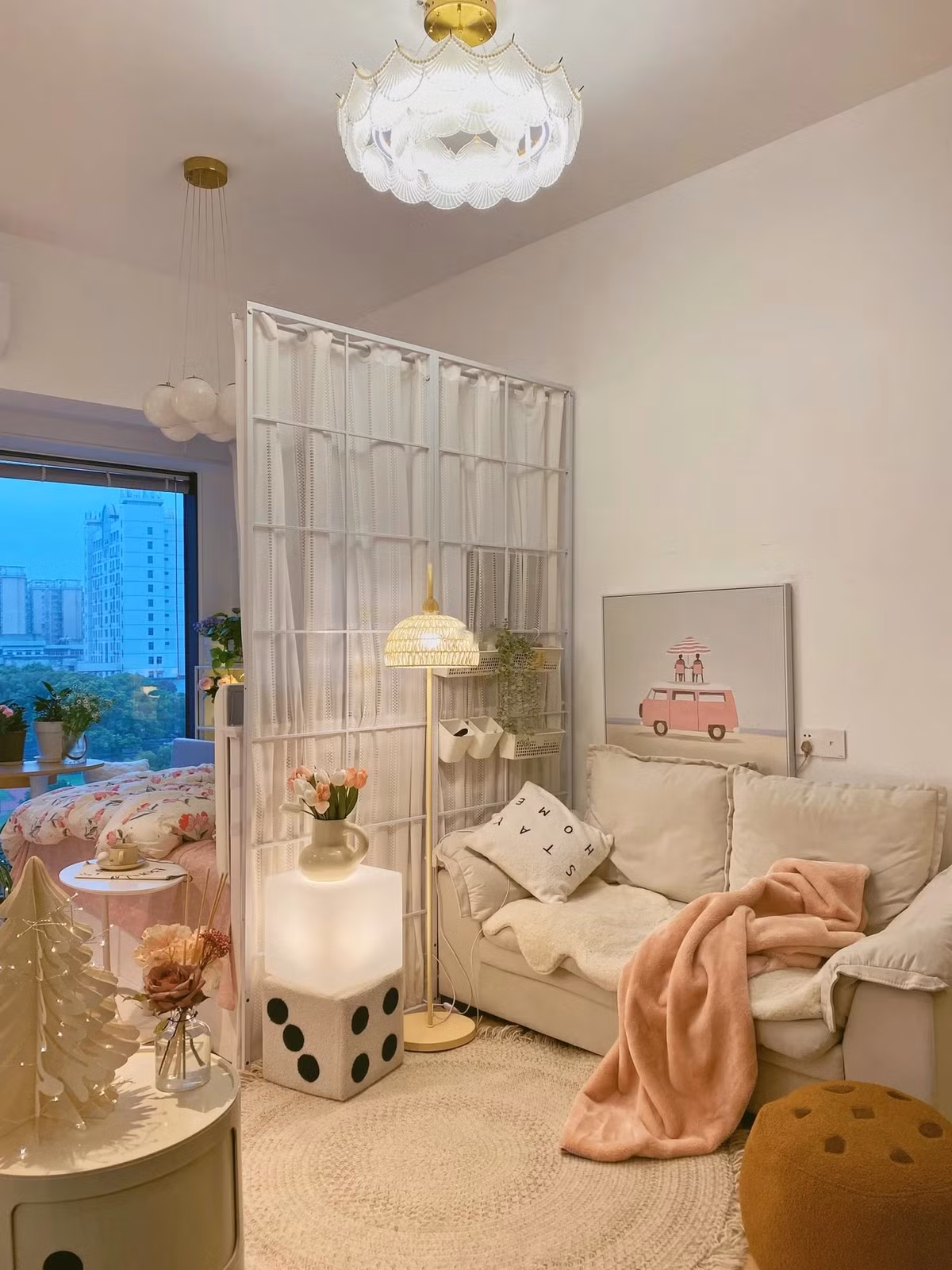 Cô gái trẻ Tiểu Vân ở Thành Đô (Trung Quốc) đã dùng toàn bộ số tiền tiết kiệm để mua căn hộ nhỏ 25m2 đầu tiên trong đời. Ảnh: Sohu