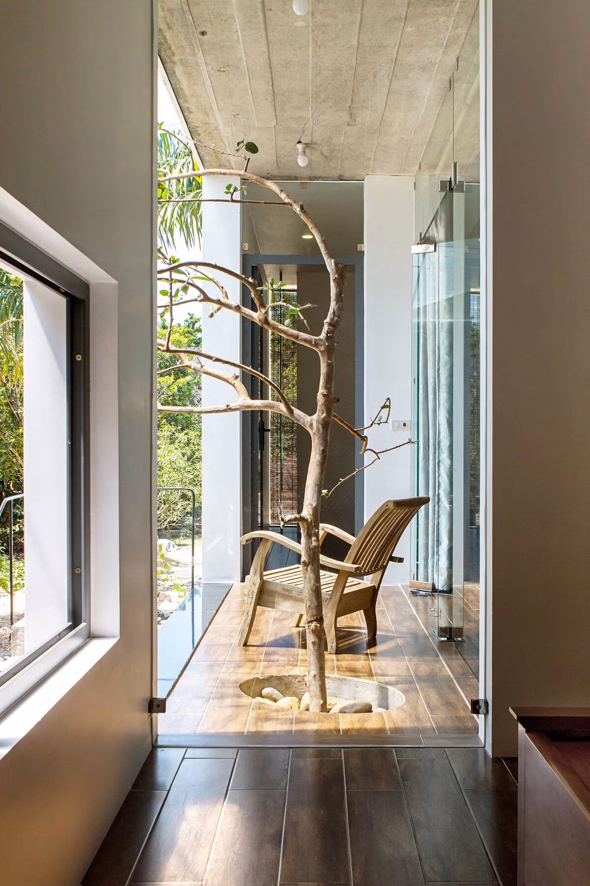 Thiết kế mở giúp đón sáng tự nhiên, thông gió, đồng thời mở rộng tầm nhìn ra khu vườn nhỏ. Ảnh: Hoang Le &amp; NKPA