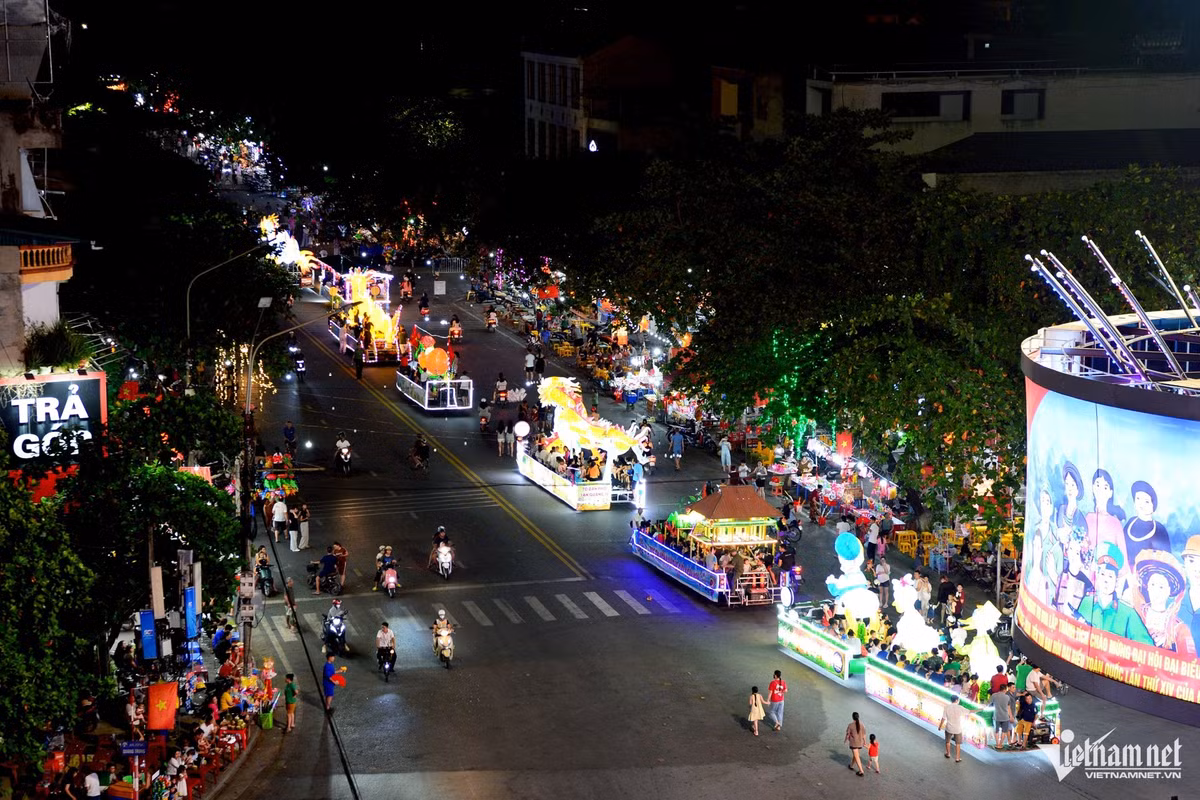 Buổi tối cuối tuần ngày 19 và 20/9, đường phố khu vực phường Minh Xuân, tỉnh Tuyên Quang nhộn nhịp với nhiều tiết mục rước đèn Trung thu khổng lồ với đủ loại hình các con vật.