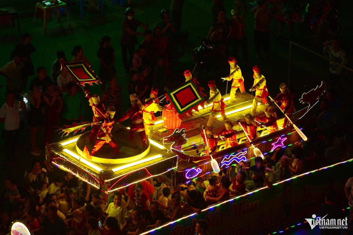 Lễ hội Trung thu ở Tuyên Quang còn có nhiều mô hình đèn trang trí khác, thu hút hàng chục nghìn người đổ về tham dự mỗi tối. Chương trình chính thức sẽ được tổ chức vào đêm 15/8 âm lịch.