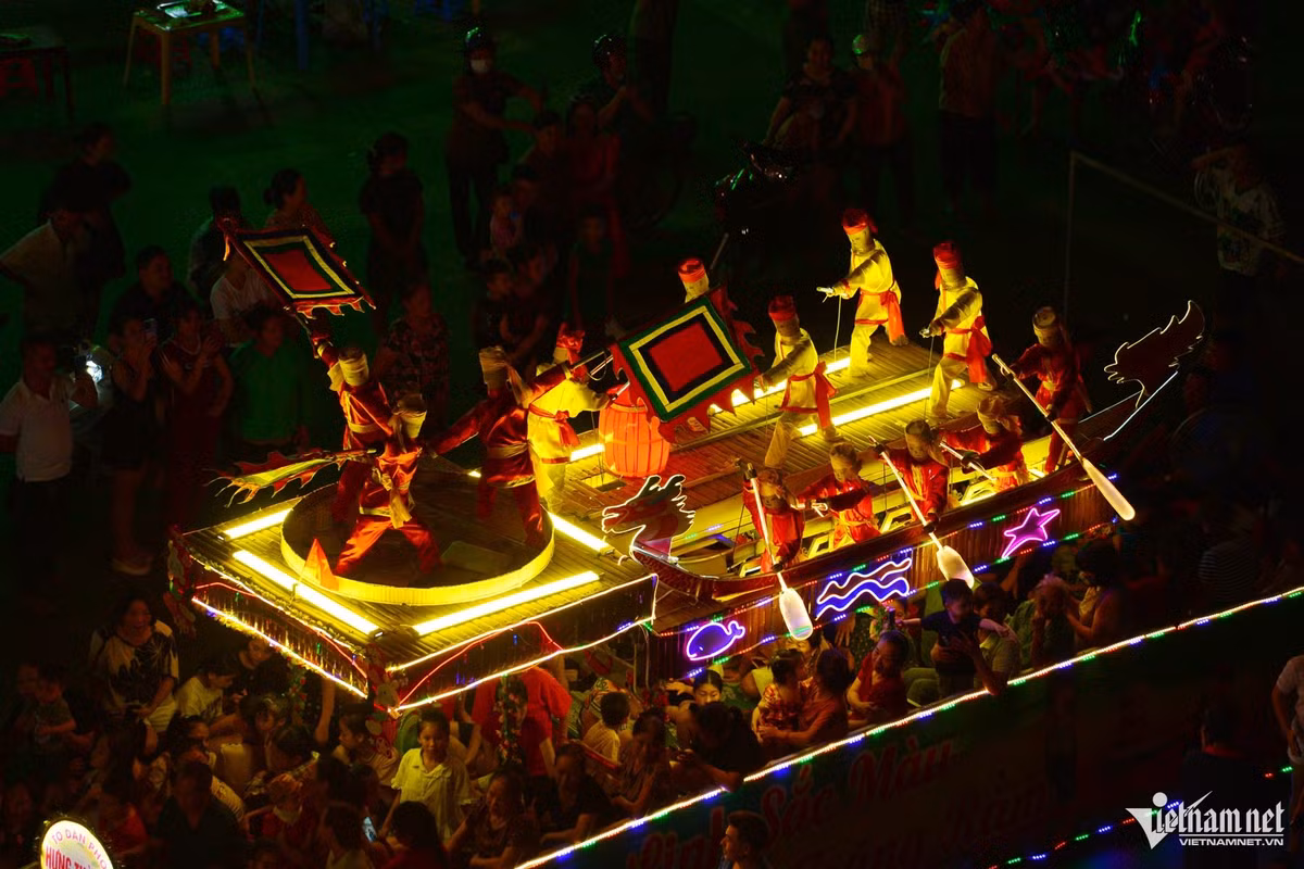 Lễ hội Trung thu ở Tuyên Quang còn có nhiều mô hình đèn trang trí khác, thu hút hàng chục nghìn người đổ về tham dự mỗi tối. Chương trình chính thức sẽ được tổ chức vào đêm 15/8 âm lịch.