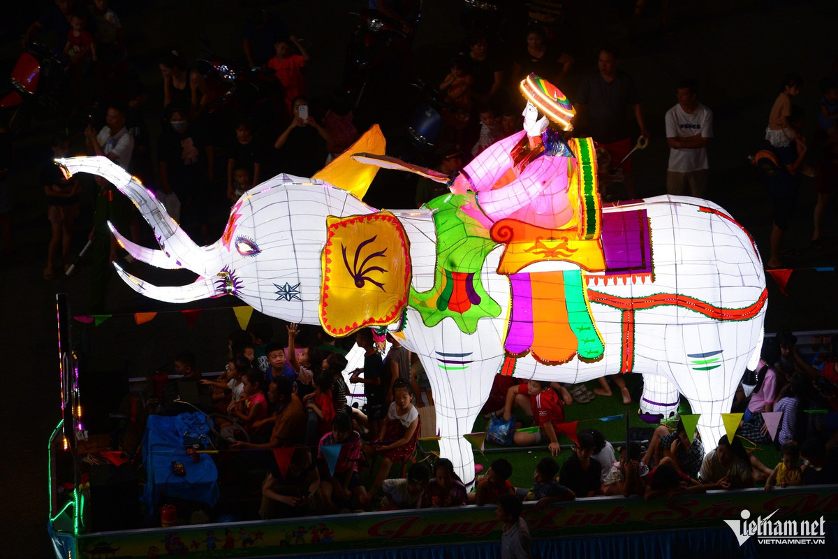 Voi là biểu tượng của sức mạnh, lòng trung thành và sự bền bỉ, gợi nhớ hình ảnh voi trận trong lịch sử dân tộc. Năm nay người Tuyên Quang còn làm cả hình tượng Hai Bà Trưng cưỡi voi đánh giặc.