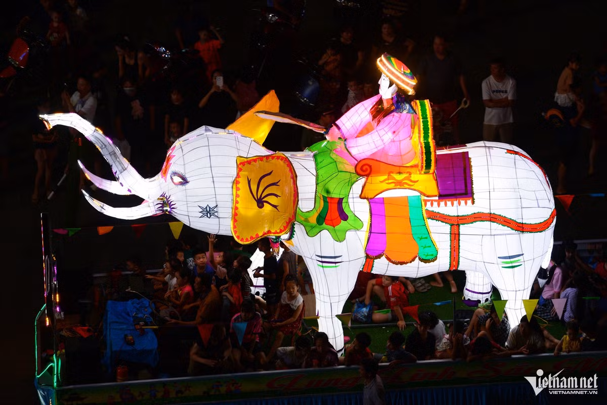 Voi là biểu tượng của sức mạnh, lòng trung thành và sự bền bỉ, gợi nhớ hình ảnh voi trận trong lịch sử dân tộc. Năm nay người Tuyên Quang còn làm cả hình tượng Hai Bà Trưng cưỡi voi đánh giặc.