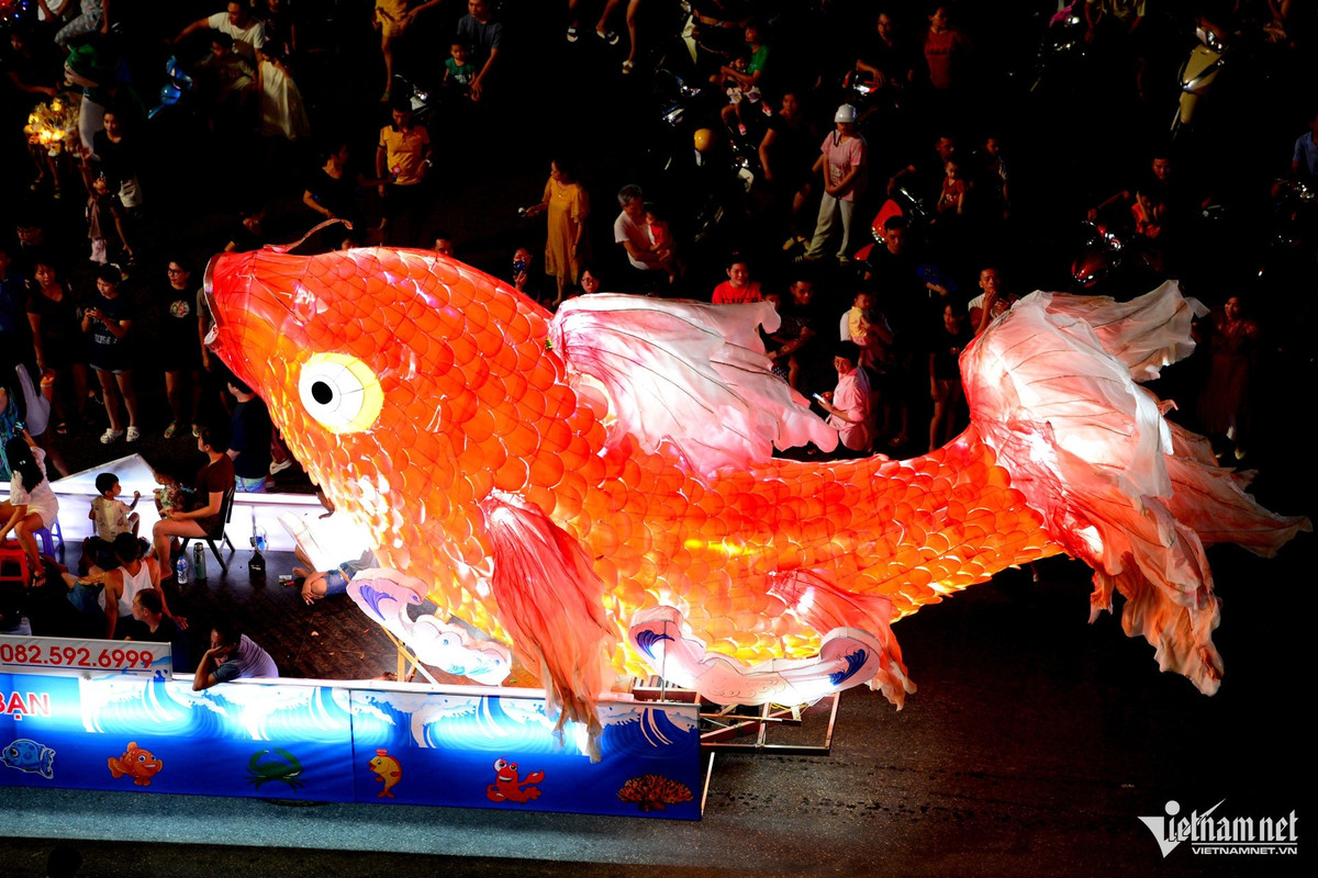 Năm nay có sự xuất hiện của nhiều mẫu công và cá chép đẹp mắt, được chế tác khá cầu kỳ bởi các nghệ nhân trong và ngoài tỉnh. Cá chép thường gắn với tích “Cá chép hóa rồng”, tượng trưng cho ý chí vươn lên, học hành đỗ đạt, cũng là biểu tượng của sự kiên trì và thành công.