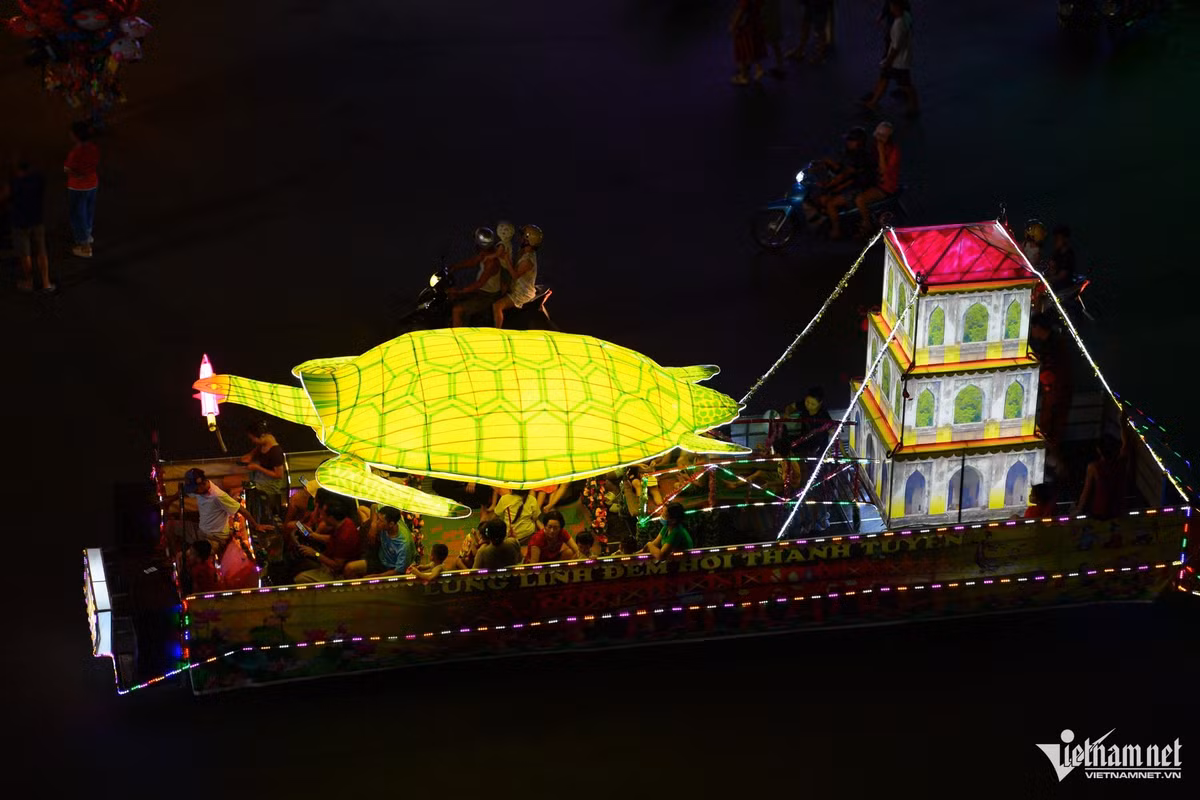 Rùa Hồ Gươm và tháp rùa trên xe diễu hành. Điều này gắn với câu chuyện vua Lê Lợi trả gươm báu cho Thần Kim Quy, biểu tượng của chính nghĩa, tinh thần yêu nước và sự thiêng liêng của dân tộc Việt Nam.