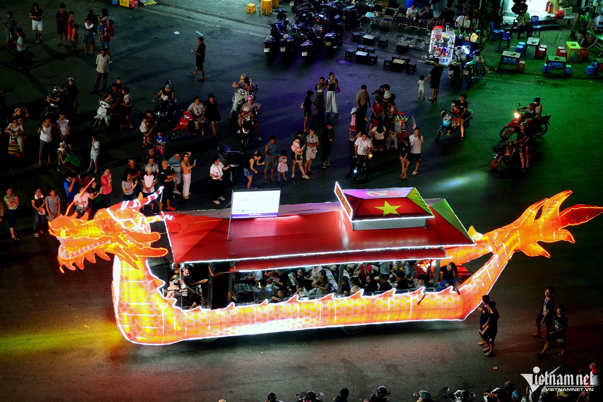 Rất nhiều đơn vị, tổ chức, đoàn thể làm mô hình rồng đưa đi rước dịp này. Đây là loài vật biểu tượng cho quyền lực, sức mạnh, sự cao quý, cầu mong quốc thái dân an, mưa thuận gió hòa.