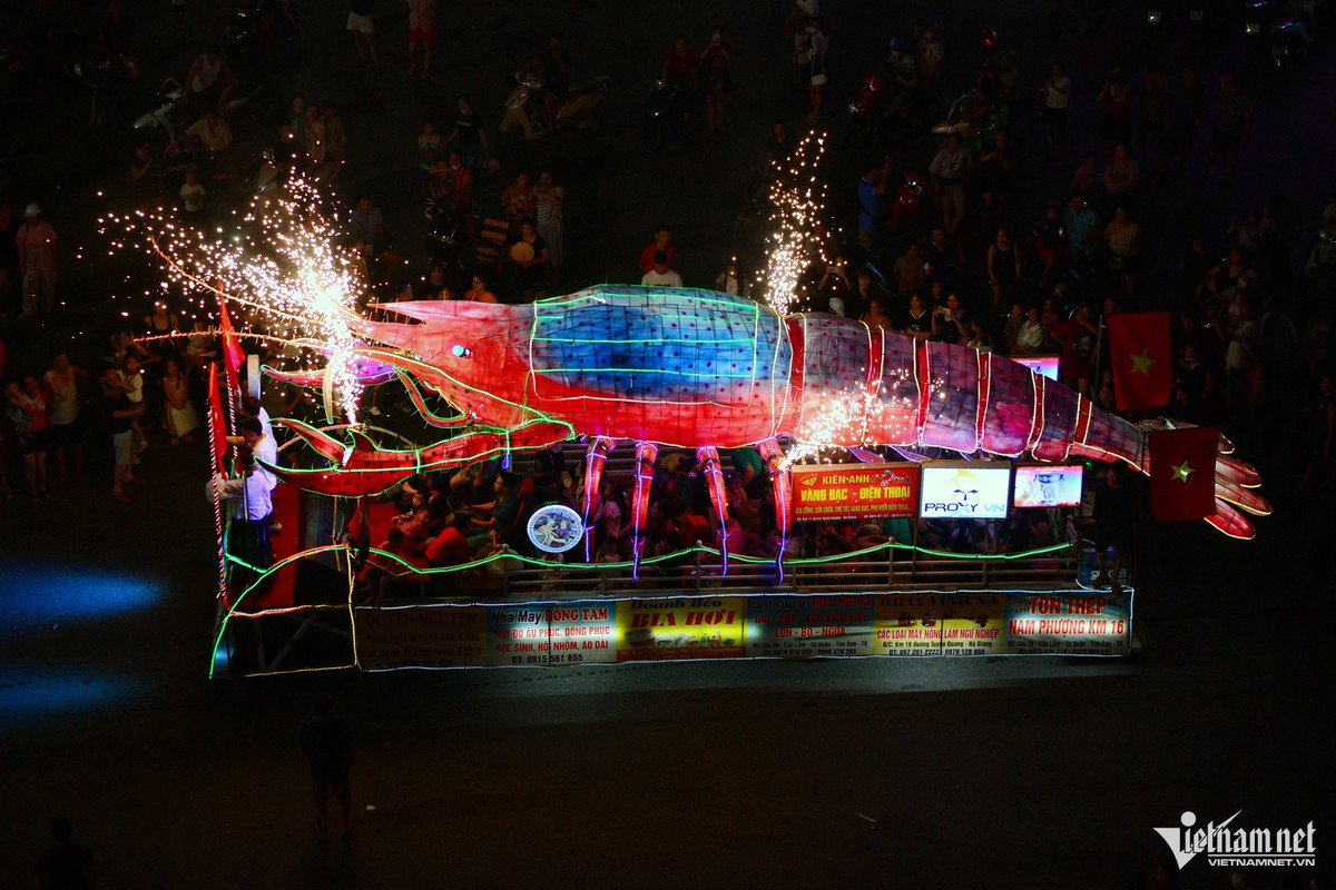 Mô hình tôm phát sáng độc đáo được trang trí thêm hiệu ứng pháo hoa điện, tạo nên không khí náo nhiệt, sôi động. Dáng tôm cong lưng, bật nhảy thể hiện sự dẻo dai, linh hoạt, gợi nhắc tới sự vươn lên trong cuộc sống, vượt khó khăn để tiến về phía trước.