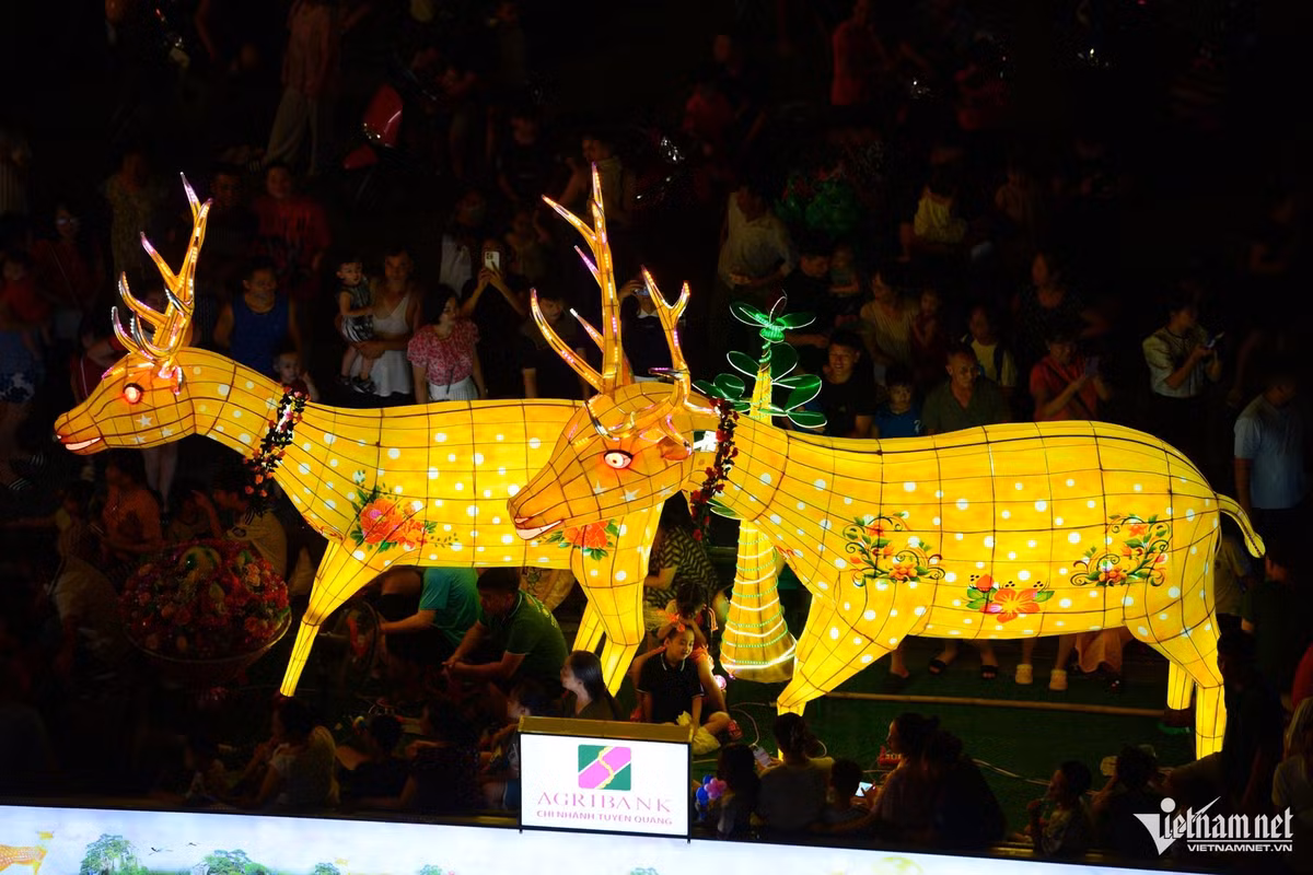 Tuần lộc là loài sống ở vùng băng giá, quen với cuộc sống khắc nghiệt cũng xuất hiện trong những mô hình đèn Trung thu tại đây. Hình ảnh tuần lộc gắn với sự dẻo dai, sức bền, khả năng chịu đựng. Người Tuyên Quang thường biến tấu tuần lộc thành mô hình nhiều màu sắc, tạo hình vui tươi, giúp trẻ em cảm thấy thích thú. Đồng thời, nó còn thể hiện sự giao thoa văn hóa Đông - Tây, làm cho lễ hội vừa mang bản sắc dân tộc, vừa có nét hiện đại, hội nhập quốc tế.