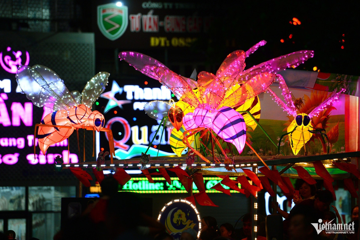 Trong ảnh là hình tượng ong. Đây là loài vật luôn sống theo bầy đàn, tổ chức chặt chẽ, mỗi con có một nhiệm vụ, là hình ảnh đẹp về sự đoàn kết, kỷ luật, hợp tác vì lợi ích chung.