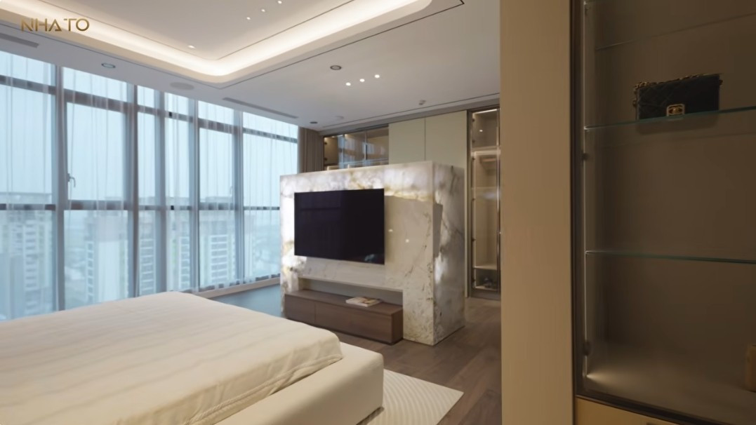 Phòng ngủ master tiếp tục sử dụng đá xuyên sáng trang trí. Ảnh chụp màn hình