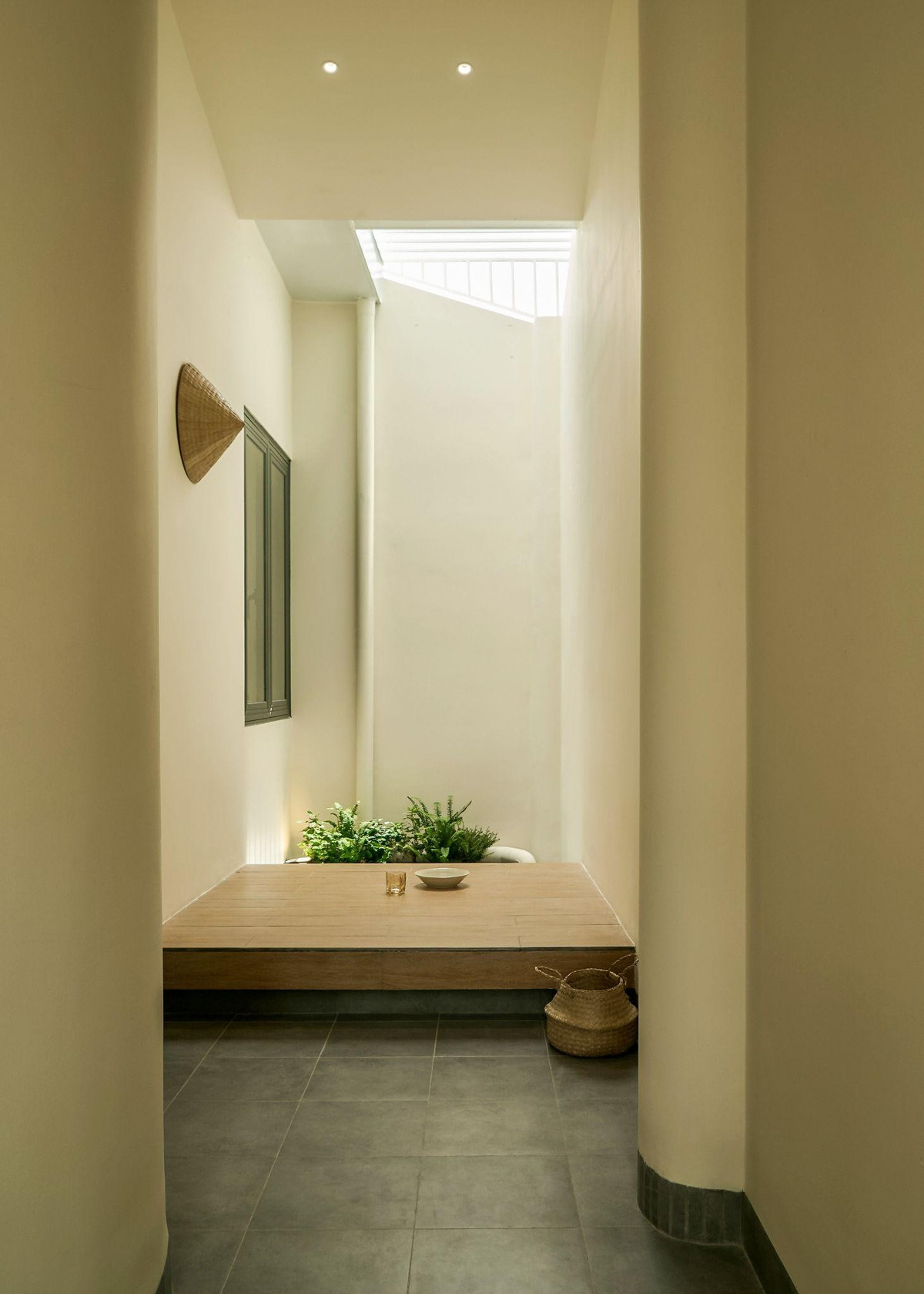 Ba giếng trời cùng hồ nước cuối nhà tạo hệ thống thông gió đối lưu hiệu quả, giúp không gian luôn thoáng mát. Ảnh: Nam Võ