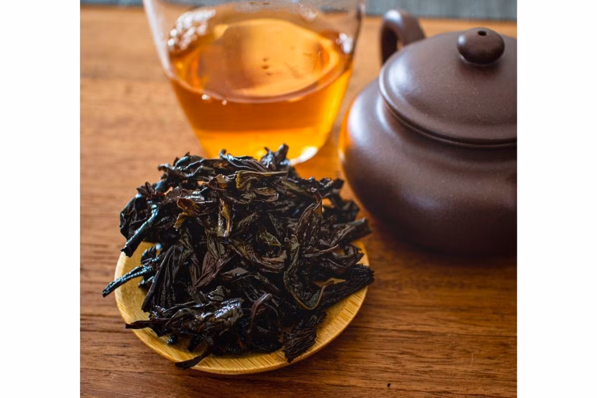 Mỗi mẻ trà được xử lý bằng tay, đảm bảo hương vị “độc bản”, khác biệt hoàn toàn so với các loại trà công nghiệp sản xuất hàng loạt. Ảnh: Chaxu