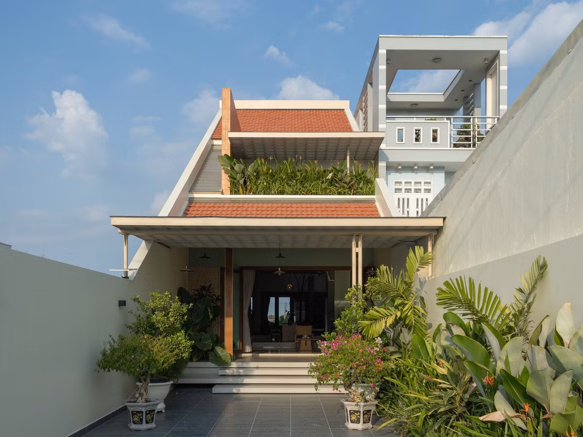 Giải pháp thiết kế đưa ra là tổ chức không gian thành nhiều lớp đệm xanh, vừa bảo vệ không gian sống, đồng thời tái hiện tinh thần của những ngôi nhà vườn truyền thống Nam Bộ. Ảnh: Quang Đạm